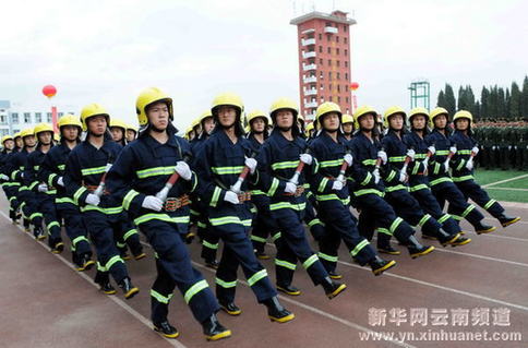 公安消防部隊舉行畢業閱兵表演