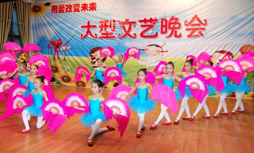 多姿多彩開展文藝活動(dòng) 讓孩子過上一個(gè)快樂暑假