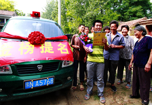 河南寧陵郵政局：用專車為“金榜題名時(shí)”服務(wù)