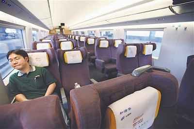 滬寧高鐵部分車廂僅1名乘客 因票價(jià)過高(圖)