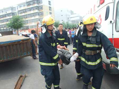 貨車剎車失靈造成四車連環撞 三人被困受傷