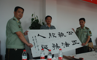 河南開(kāi)封市書(shū)畫(huà)名家慶“八一” 送文化進(jìn)警營(yíng)