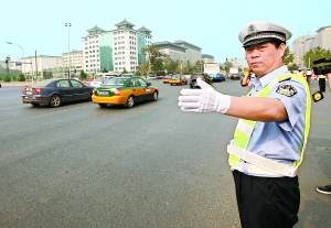 北京市交管局長(zhǎng)、政委上崗執(zhí)勤 替換民警休息