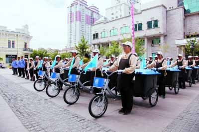 哈爾濱環衛人員新換歐式風格服裝 整齊亮相