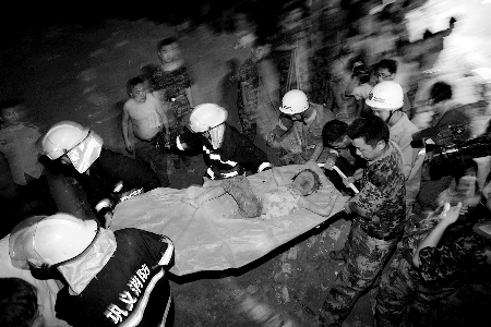 鞏義市一處土崖突然發生坍塌 4人被埋成功獲救