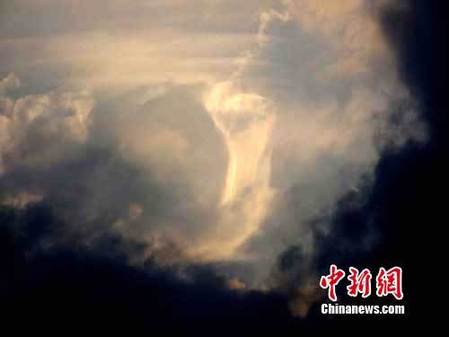 山西五臺(tái)山出現(xiàn)兩次祥云 可能為降水前兆（圖）