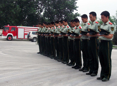 河南漯河新鄉兩地消防官兵為舟曲遇難同胞默哀