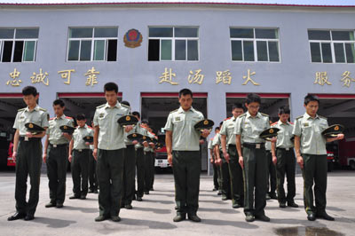 河南漯河新鄉兩地消防官兵為舟曲遇難同胞默哀