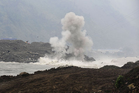 汶川映秀鎮對岷江壅塞體進行兩次爆破
