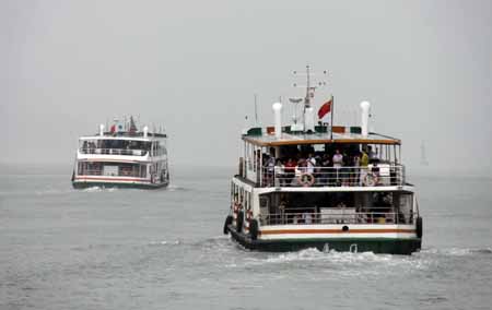 廈門(mén)突降陣雨 鼓浪嶼游客清涼旅行