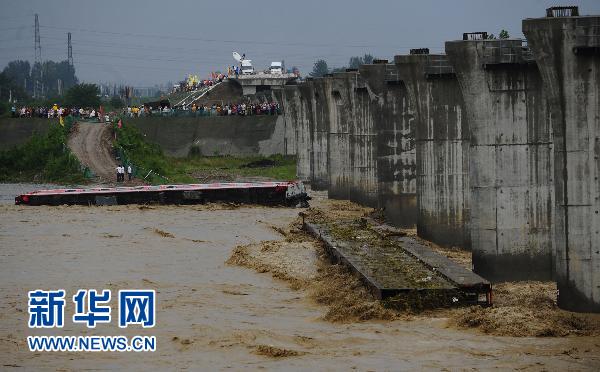 洪水沖垮寶成線一鐵路橋　無人員傷亡