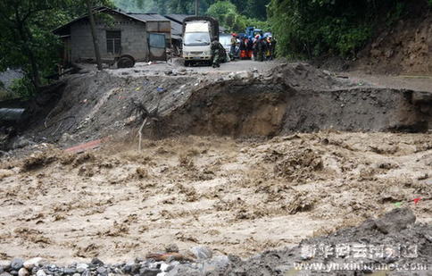 云南貢山泥石流災害現場公路交通再次中斷