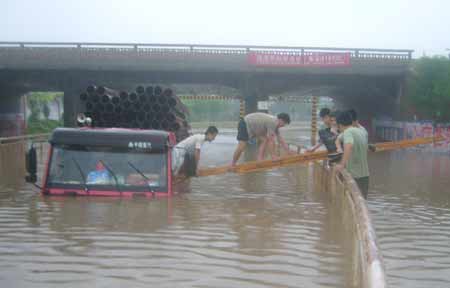 連日暴雨涵洞變汪洋 貨車熄火司機求救