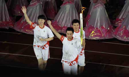 陳忠和與特奧運(yùn)動員共同點(diǎn)燃第五屆特奧會圣火盤