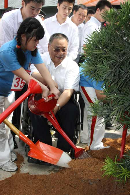 全國政協(xié)副主席鄧樸方與特奧運(yùn)動員李曉凡共同植樹