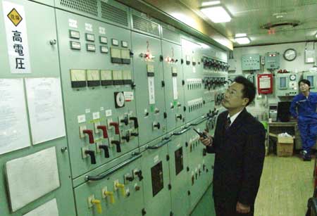 連云港港新發明的“高壓變頻數字化船用岸電系統”啟用