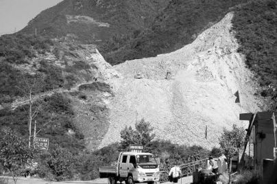 陜西鎮(zhèn)安縣一公司改河工程炸山毀壞林地(圖)