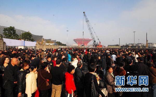 世博會(huì)中國(guó)館續(xù)展首日?qǐng)雒婊鸨?/></p>

<p align=