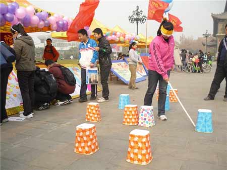 河南大學(xué)舉行義賣畫作活動(dòng)迎接國際志愿者日