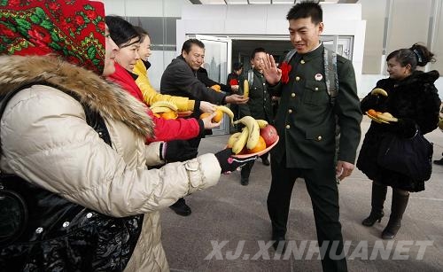 新疆軍區(qū)2010年首批新老兵空運工作拉開帷幕