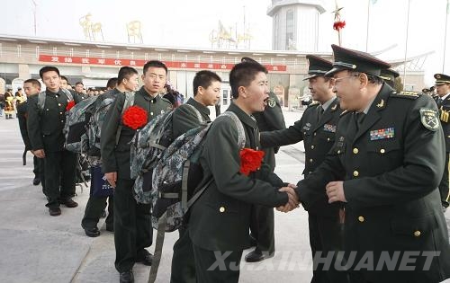 新疆軍區(qū)2010年首批新老兵空運工作拉開帷幕