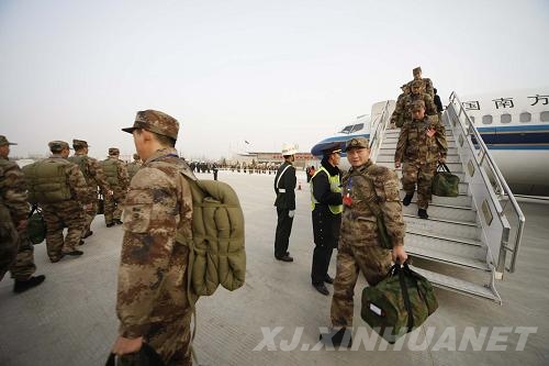 新疆軍區(qū)2010年首批新老兵空運工作拉開帷幕