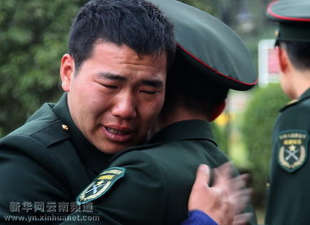 老兵揮淚別戰友