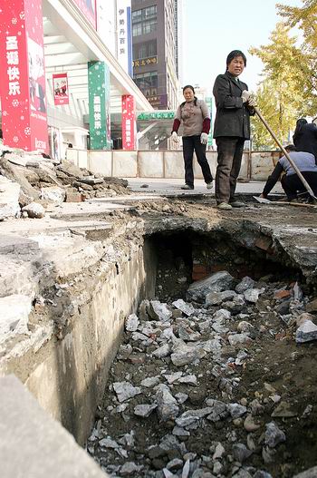 成都春熙路現(xiàn)50米長塌陷區(qū)　周圍拉起警戒線
