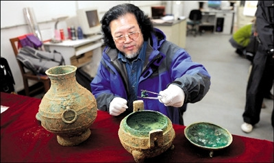 陜西秦墓出土骨頭湯 銅鼎密封嚴(yán)未揮發(fā)已存2400年(圖)