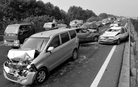 成都大霧137車追尾 司機(jī)質(zhì)疑為何不關(guān)高速(圖)