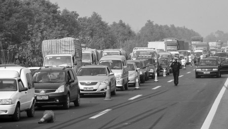 成都大霧137車追尾 司機質疑為何不關高速(圖)