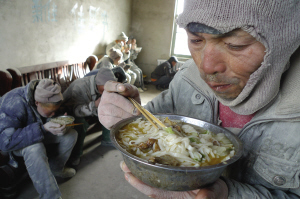 智障者被乞丐收養所賣為“包身工” 與狗同食一鍋面