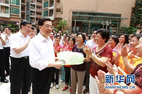 與人民在一起——中國領(lǐng)導(dǎo)人的一年足跡
