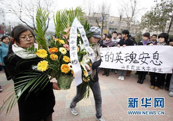 泰安社會各界自發悼念犧牲民警(圖)