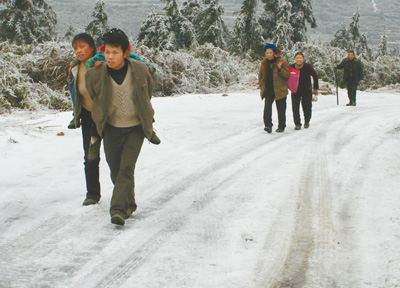直擊冰災嚴重五省區:冰雪中，用心溫暖上學路 圖