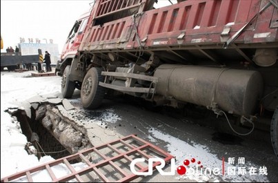 鄭州一跨京廣鐵路公路橋2承重梁被軋斷 列車經過限速