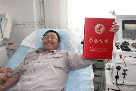 郭明義微博發獻血倡議 全國網友紛紛“力挺”
