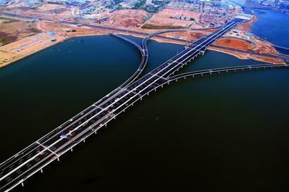 銘記歷史時(shí)刻:膠州灣橋隧通車(chē)