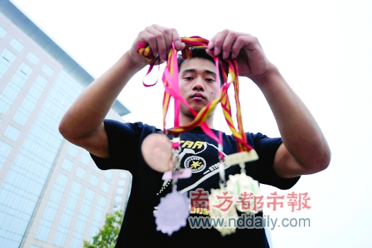 河北官方接連登門(mén)看望張尚武爺爺 望乞討冠軍回家