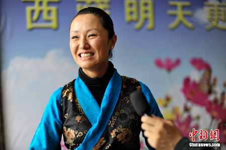 中國首個藏族空姐德慶央宗