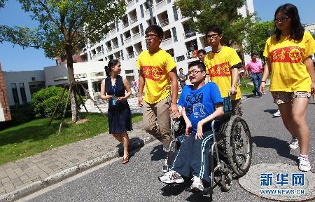 爸爸背你去上學(xué)—“漸凍人”大學(xué)生和送奶工父親