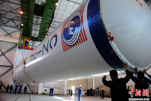 “神八”運(yùn)載火箭運(yùn)至測(cè)試廠房