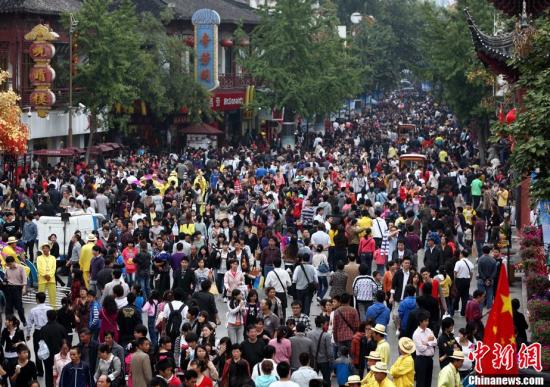 全國各地景區(qū)迎來客流高峰 大部地區(qū)天氣適宜出行