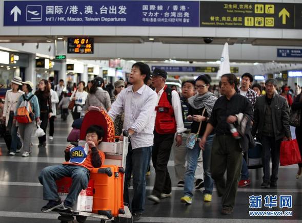 國慶長假將結(jié)束 各地迎來返程客流高峰