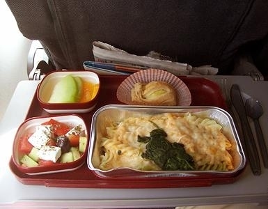 飛機(jī)上也有美食！看看各航空公司飛機(jī)餐