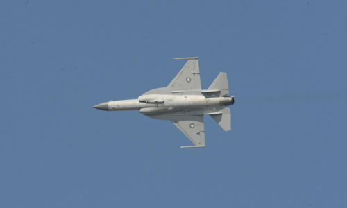 “梟龍”戰斗機首次在中東表演飛行