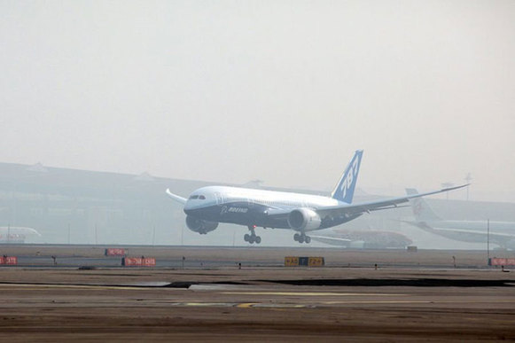 波音787“夢想”飛機飛抵北京
