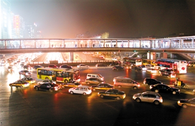 北京最大“口字形”天橋投用 緩堵中關村