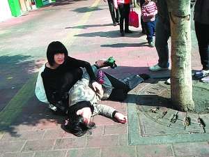 少女當(dāng)街救人,關(guān)保時捷啥事?
