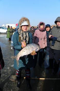 冰湖騰魚：盤錦市冬捕文化節開幕